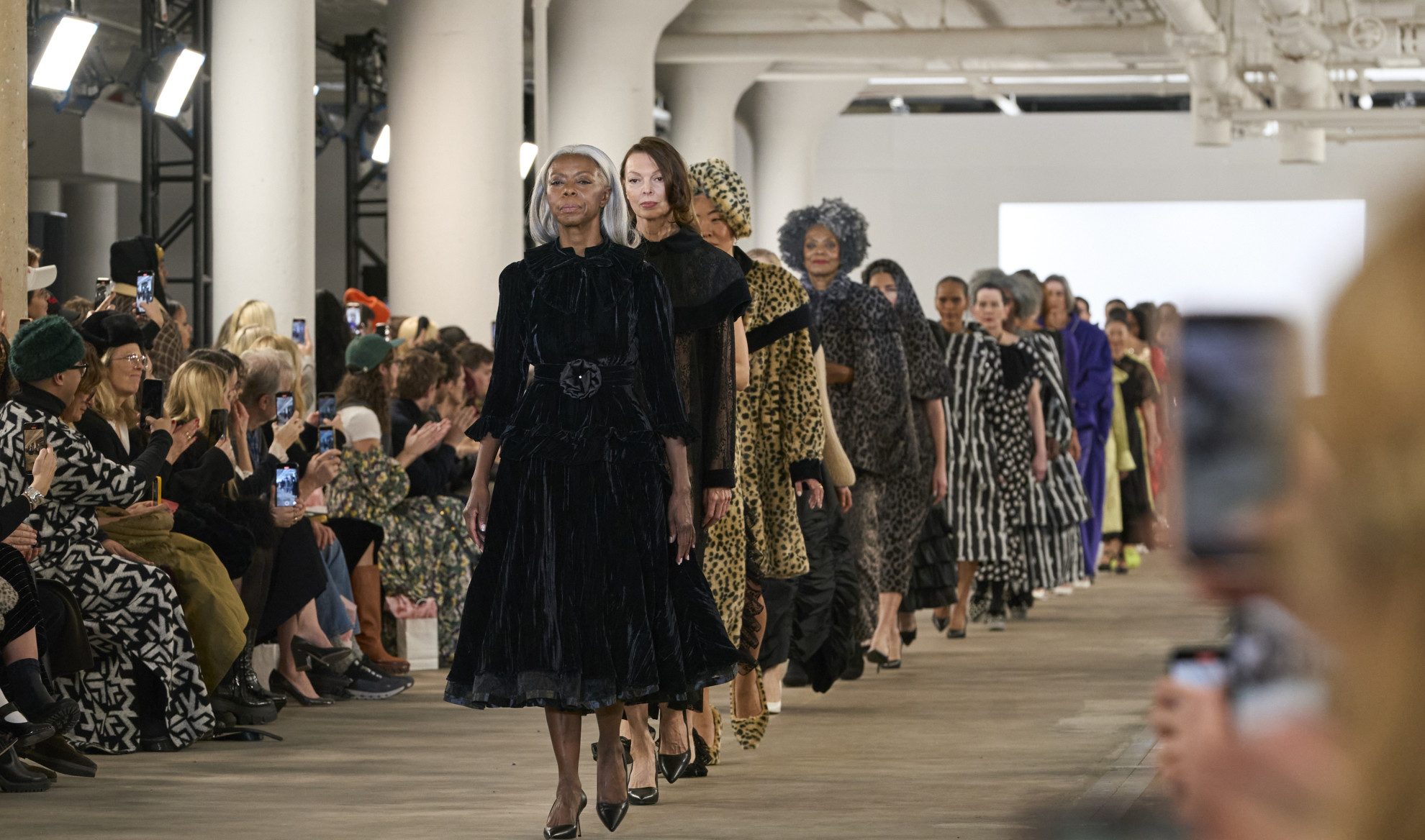 NYFW: Σε αυτό το ντεφιλέ περπάτησαν μόνο μοντέλα ανώ των 40 ετών