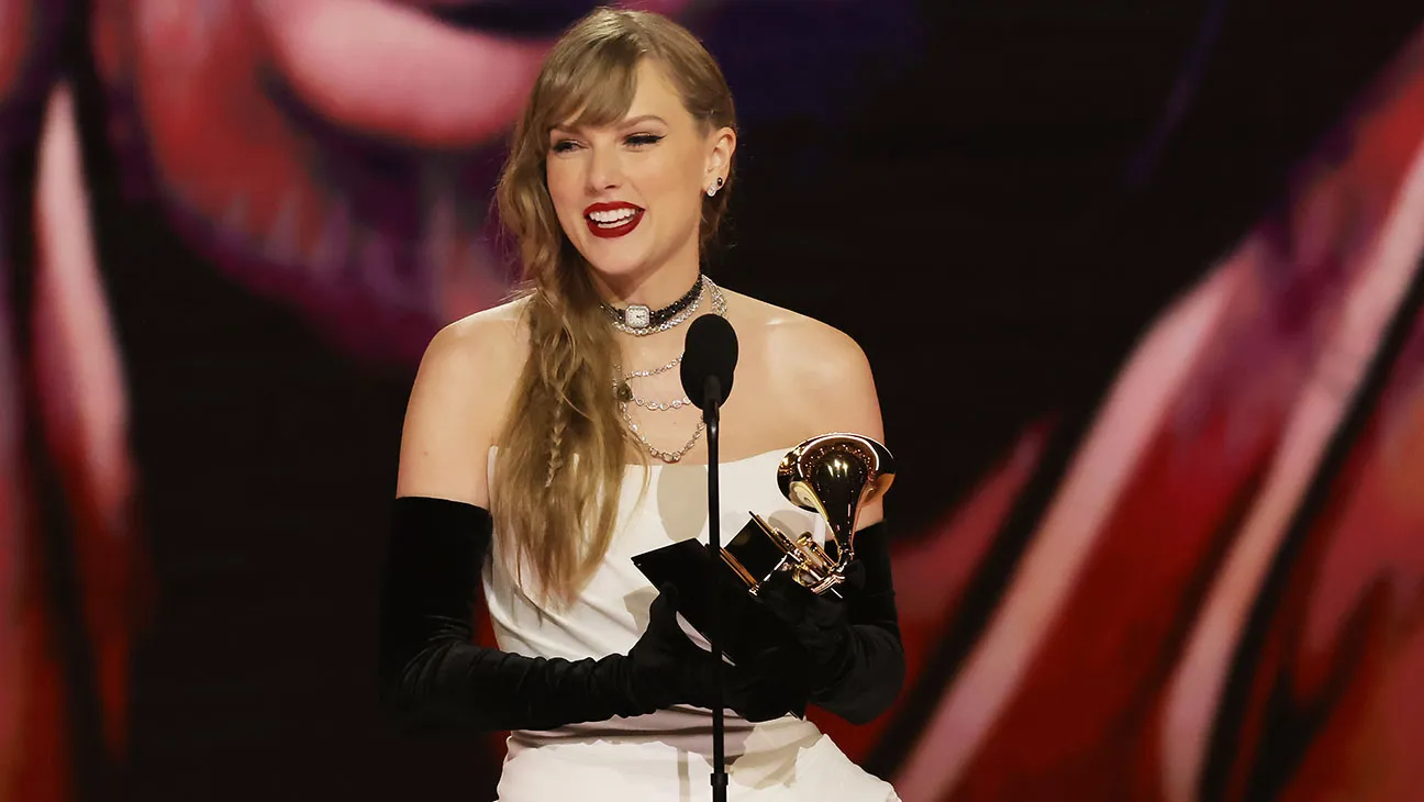 Taylor Swift: Κάλυψε το στόμα της με βεντάλια στα Grammys μετά το viral περιστατικό στις Χρυσές Σφαίρες