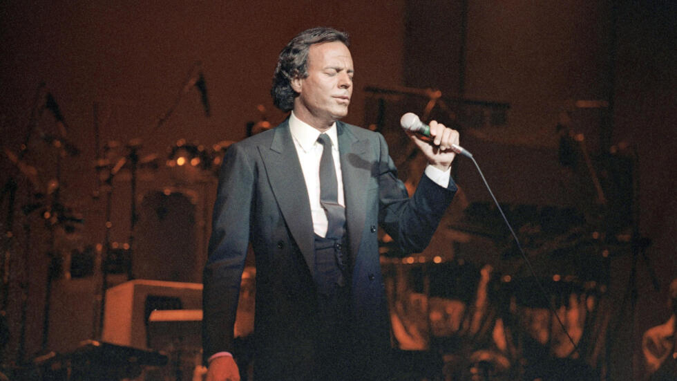 Η ζωή του Julio Iglesias γίνεται σειρά στο Netflix