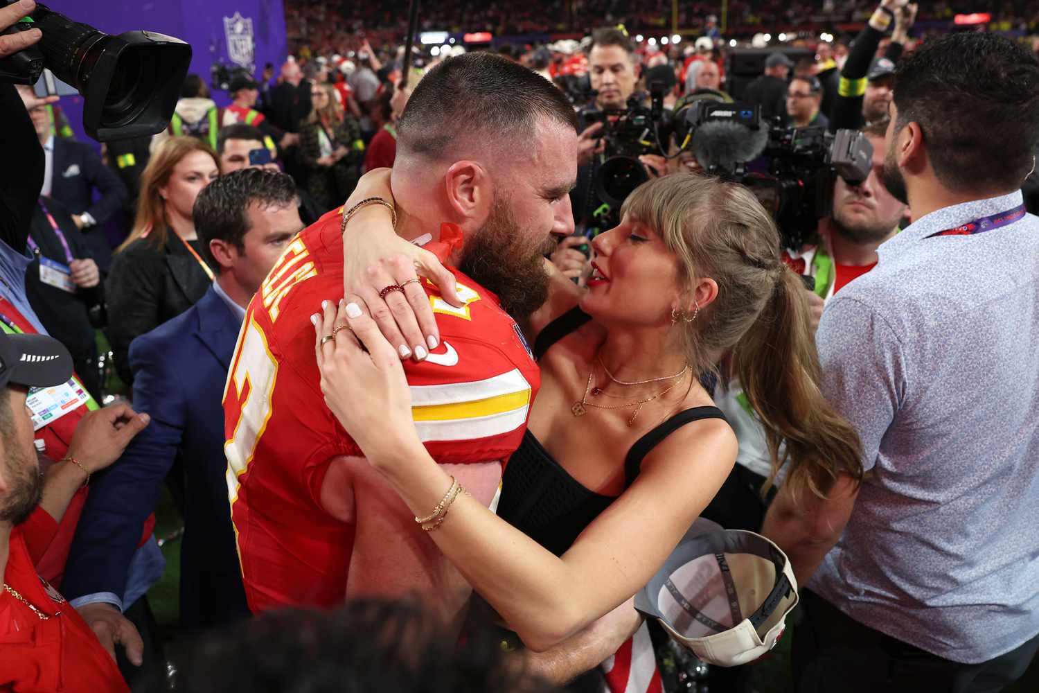 Super Bowl 2024: Το παθιασμένο φιλί της Swift και του Kelce «έκλεψε» τη δόξα του αγώνα