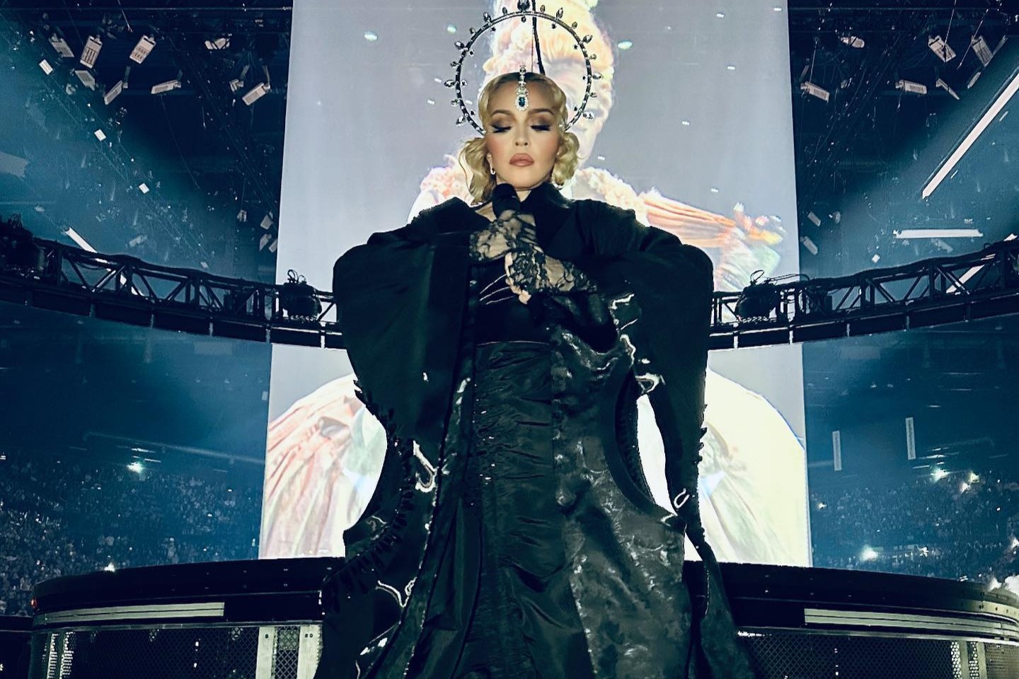 Madonna: Έπεσε από την καρέκλα κατά τη διάρκεια της συναυλίας της