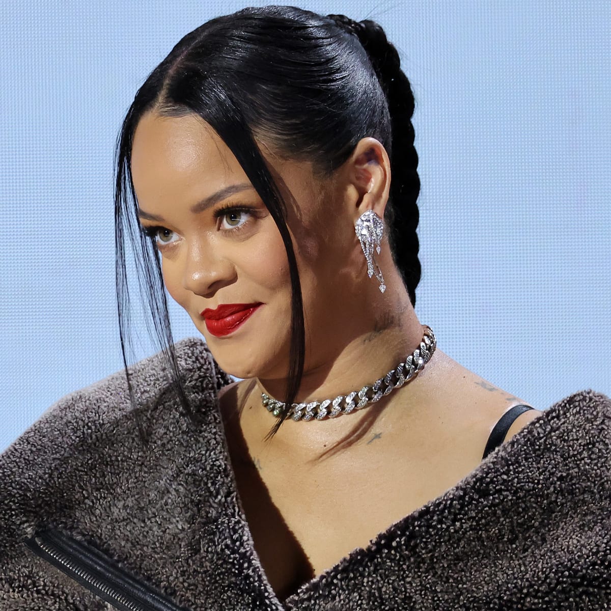Rihanna: Ποζάρει σαν  καθολική καλόγρια και προκαλεί αντιδράσεις