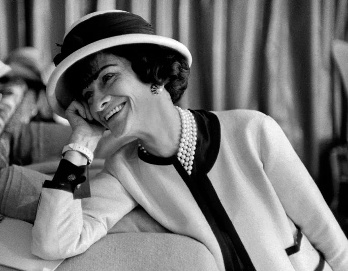Coco Chanel: Η πρωτοπόρος της γυναικείας απελευθέρωσης στην μόδα