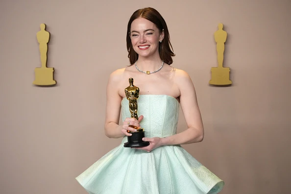 Emma Stone:  Σκίστηκε το φόρεμα της ενώ ανέβαινε στην σκηνή των Όσκαρ (Βίντεο)