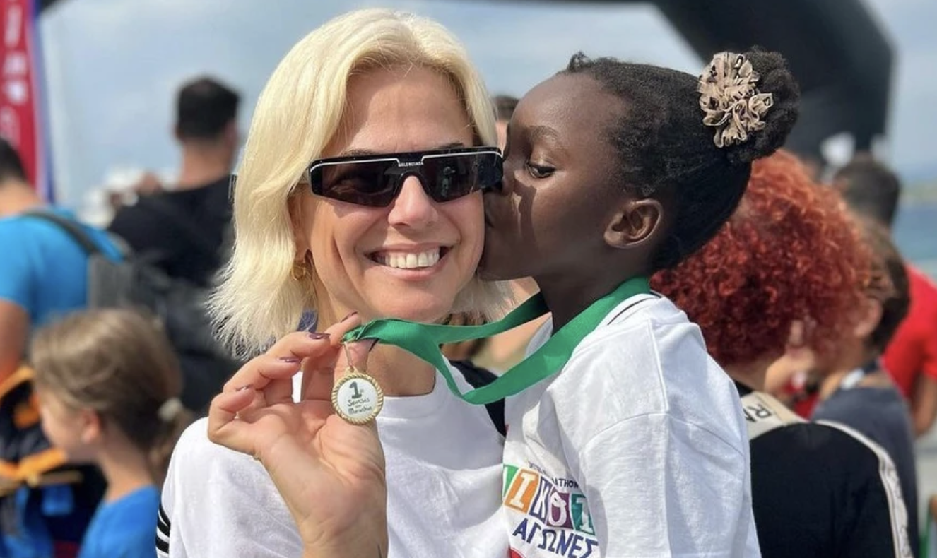 Η Χριστίνα Κοντοβά μαζί με την κόρη της επιστρέφουν στην Ουγκάντα