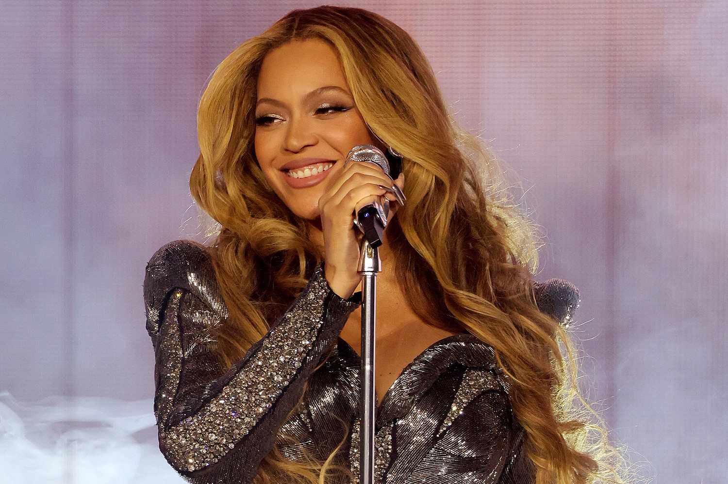Beyonce: Εμφανίζεται γυμνή ως θεά Αφροδίτη με μόνο μια κορδέλα να καλύπτει τα επίμαχα σημεία