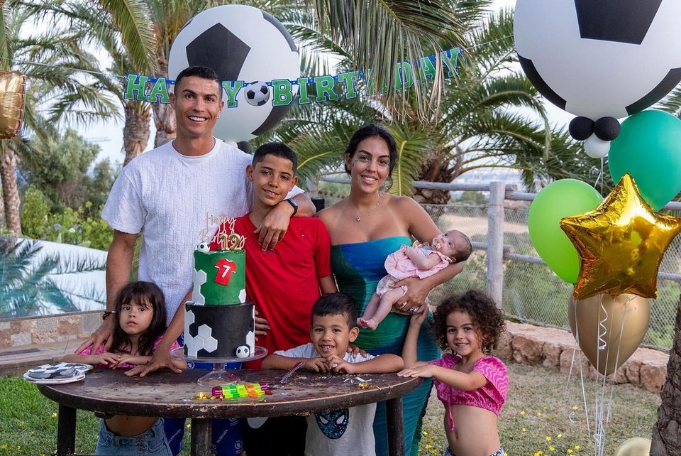 Κριστιάνο Ρονάλντο: Με τα 4 παιδιά του στην παραλία