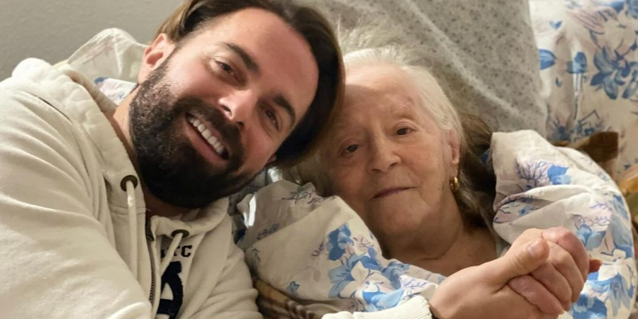 Ηλίας Βρεττός: «Έφυγε» η γιαγιά του και ανατριχιάζει με τα λόγια που την αποχαιρετά
