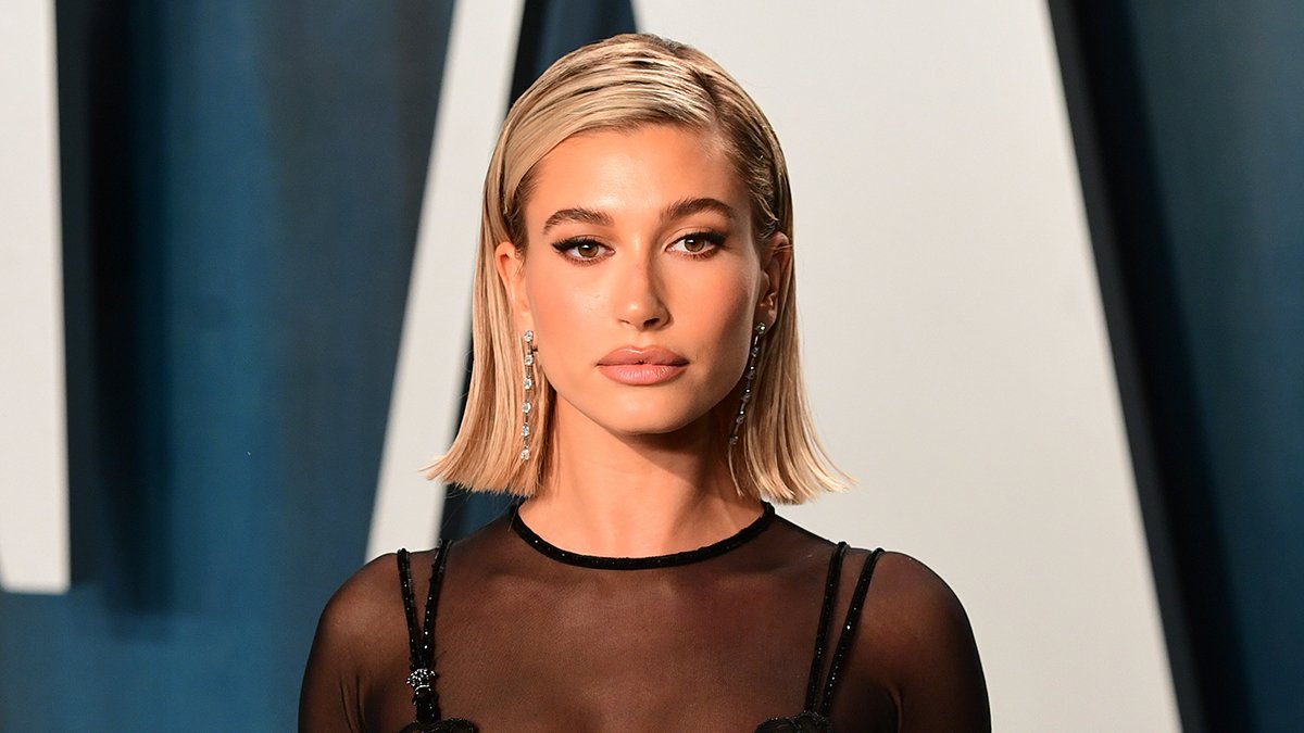 Hailey Bieber: Η νέα της εμφάνιση αποδυκνύει ότι ένα σακάκι αρκεί για να είσαι chic και σέξι