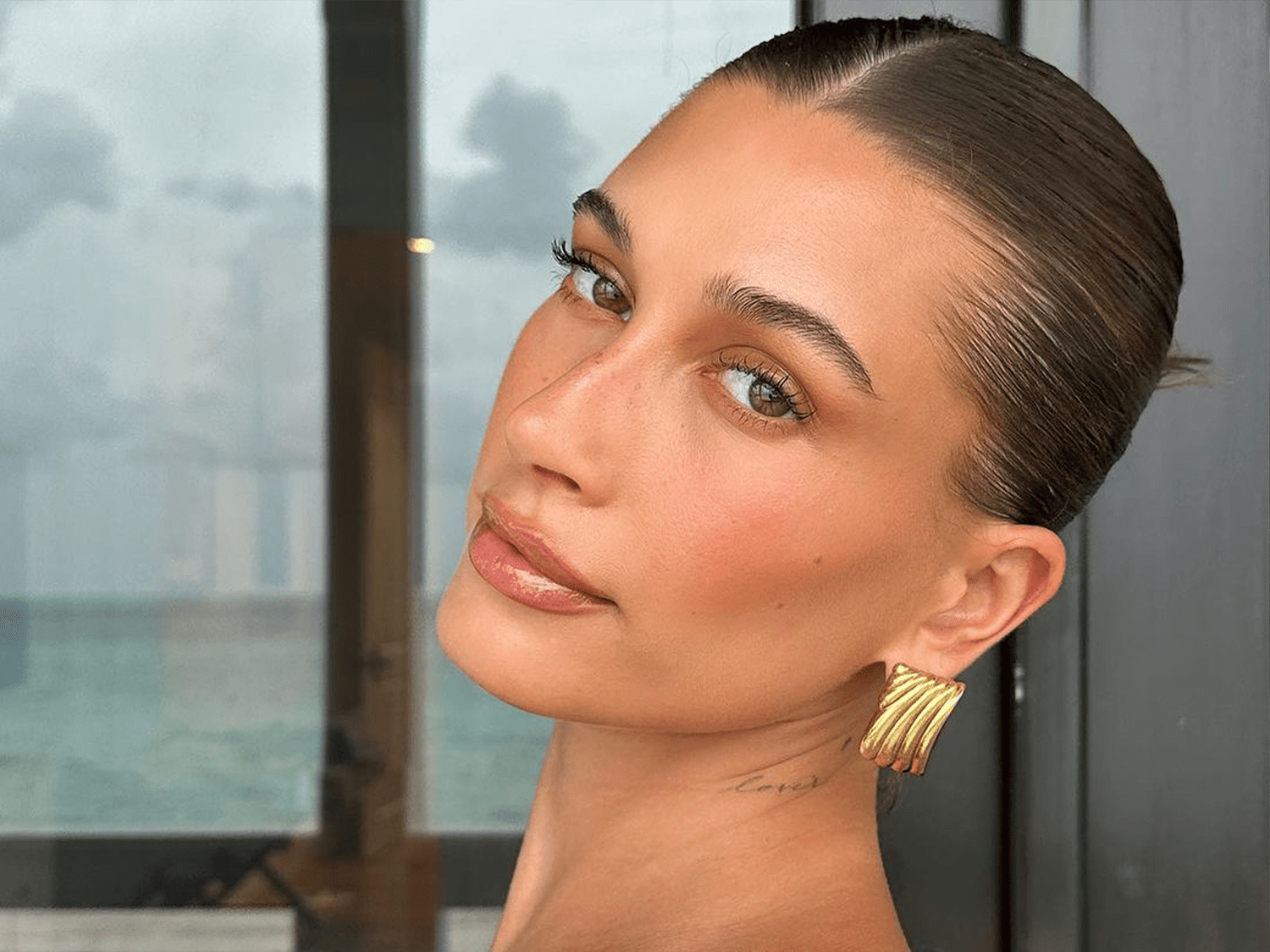 Hailey Bieber: Υιοθέτησε ένα ακόμη μανικιούρ που θα γίνει η επόμενη μεγάλη τάση