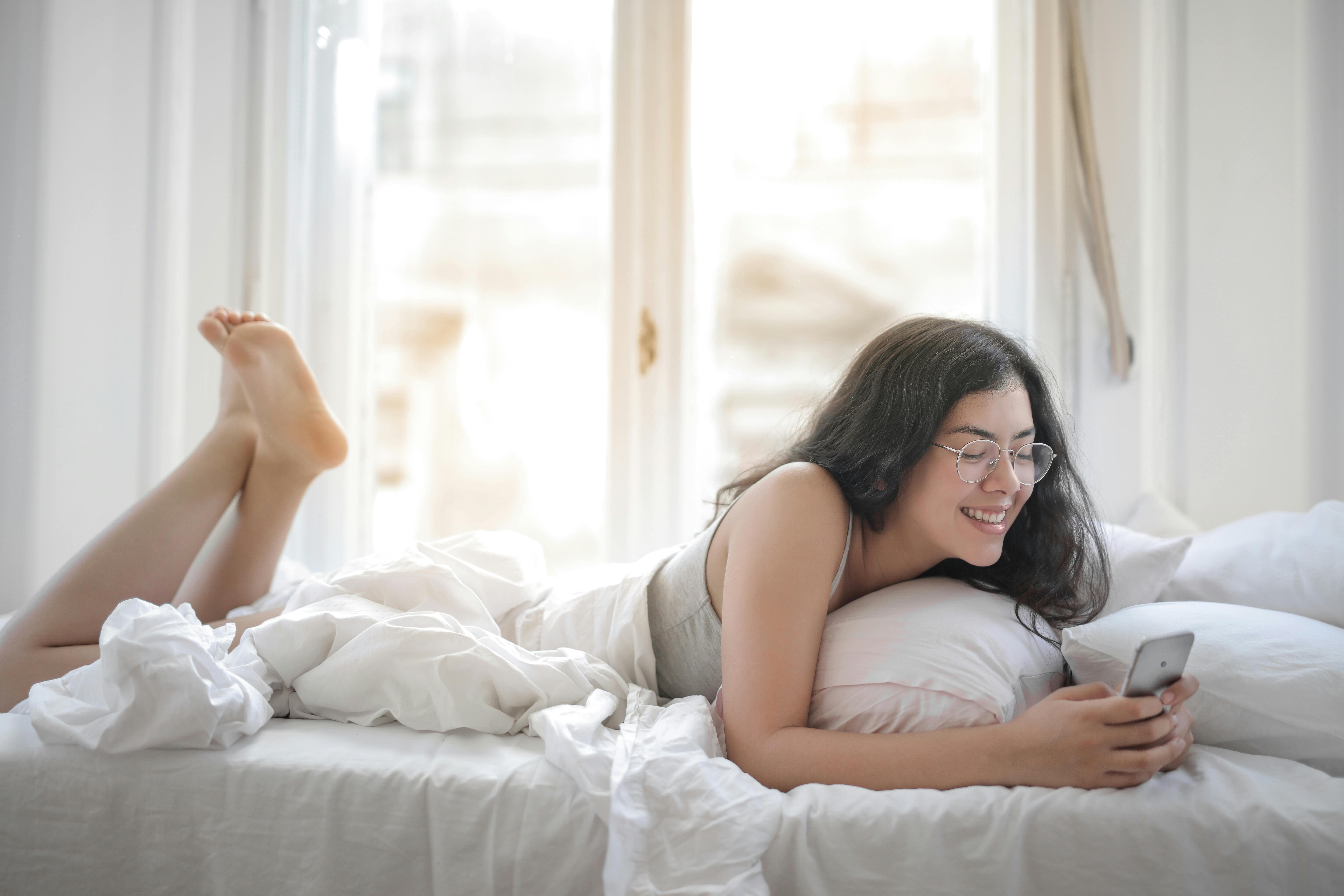3 έξυπνα tips για να αντισταθείς στο κινητό σου πριν πέσεις για ύπνο