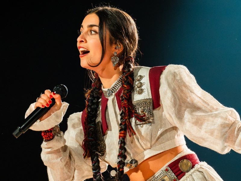 Eurovision: Η ιστορία της εκπροσώπου της Αρμενίας που τραγουδάει συγκλονιστικά ρεμπέτικα