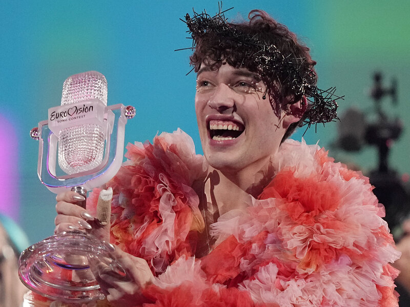 «Γυαλιά-καρφιά» το τρόπαιο της Eurovision – Το Nemo έσπασε το έπαθλο και τραυματίστηκε