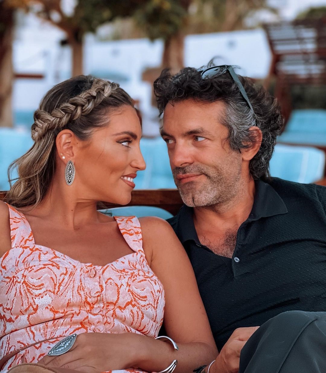 Ο πρώην της Οικονομάκου στη Σαντορίνη με τα παιδιά του