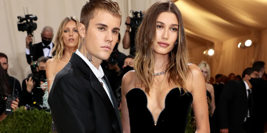 Hailey Bieber: Τα τρυφερά φιλιά με τον Justin Bieber και η φουσκωμένη της κοιλίτσα