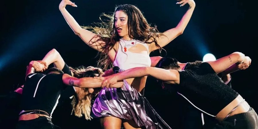 Eurovision: Έφερε τα πάνω-κάτω στη σκηνή η Σάττι παρά τη φαρυγγίτιδα που την ταλαιπωρεί