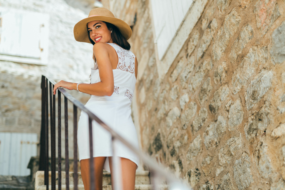 Λευκό φόρεμα: Η διαχρονική, chic επιλογή της ανοιξιάτικης γκαρνταρόμπας