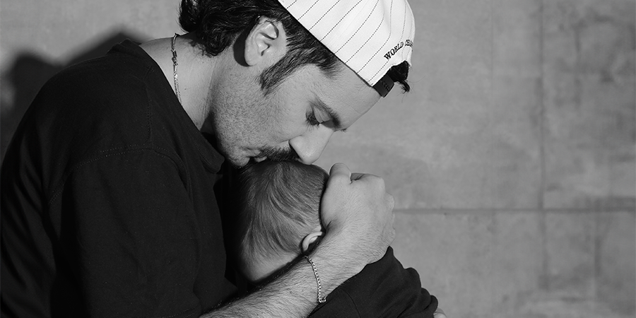 Ο Βασίλης Χαραλάμπους ποζάρει με την μεγαλύτερη 