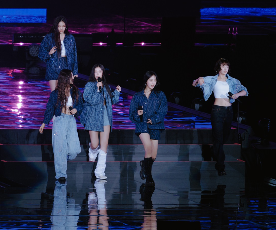 Custom δημιουργίες Calvin Klein για τις Newjeans στο “Bunnies Camp 2024 Tokyo Dome”
