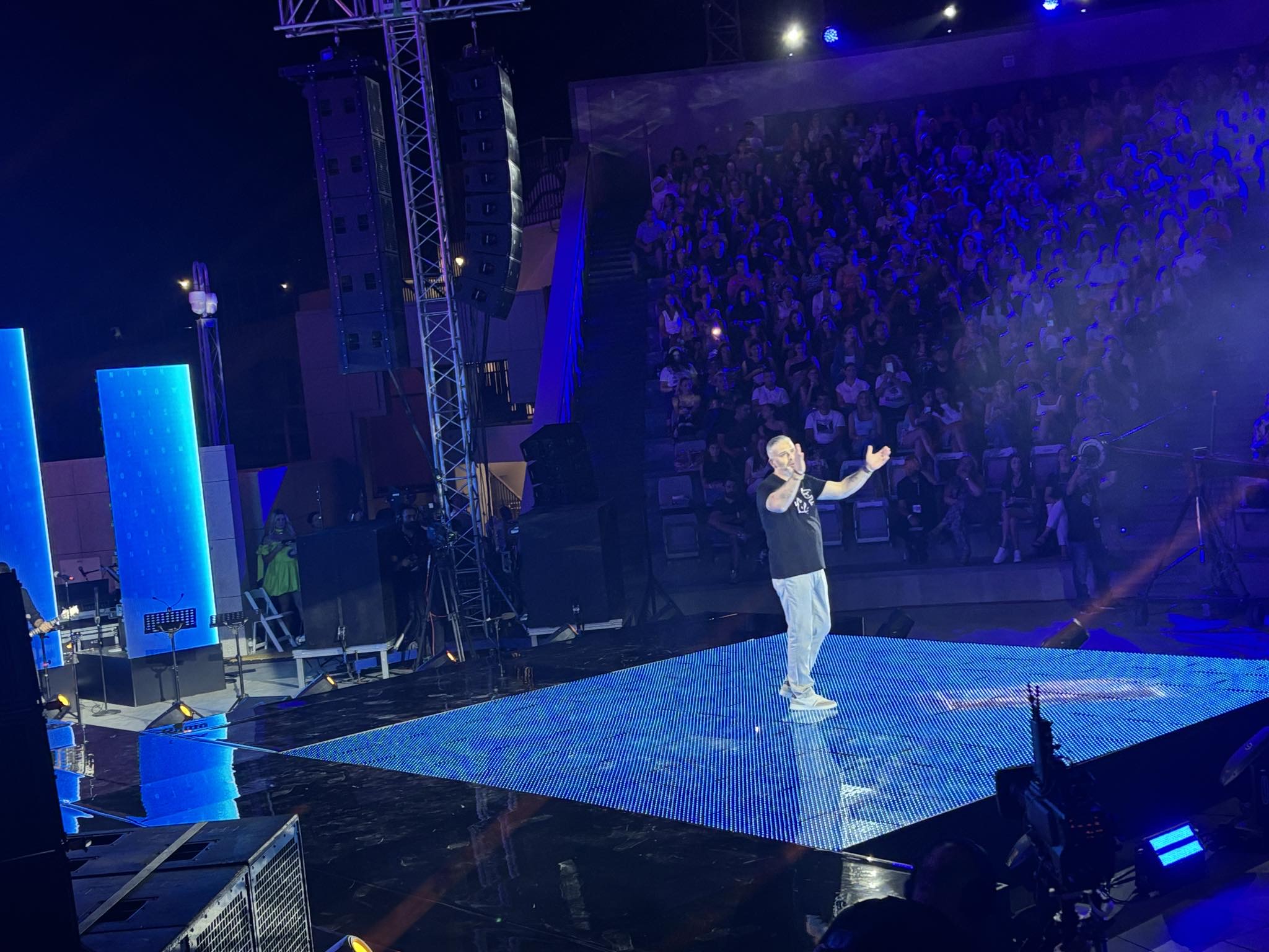 Φαντασμαγορική η έναρξη στο season finale του «Λούης Night Show»