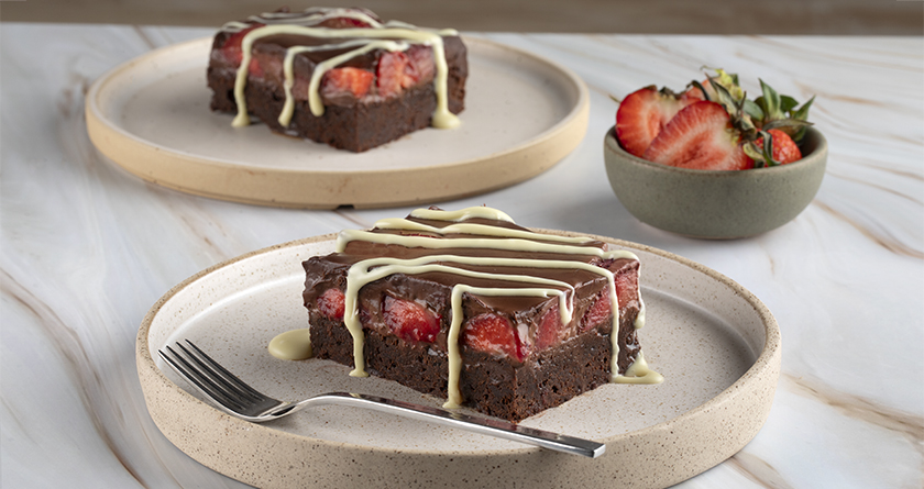 Γλυκό με brownie, φράουλες και γκανάς σοκολάτας