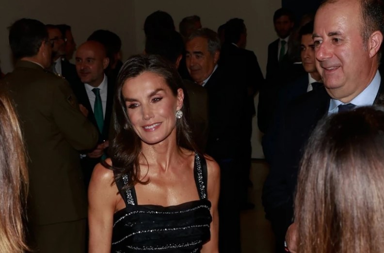 Βασίλισσα Λετίθια: Απαστράπτουσα στο πλευρό του Φελίπε με οσκαρικό φόρεμα