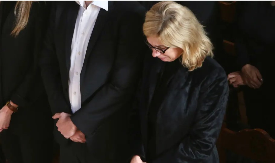 Kηδεία Χαρδαβέλλα: Η σύζυγός του κρατούσε συνέχεια ένα δικό του αντικείμενο στο τελευταίο «αντίο»