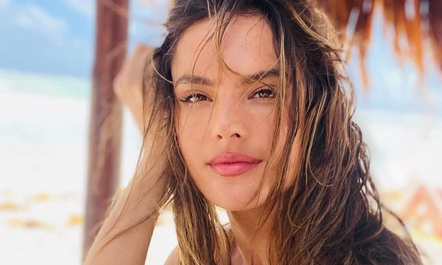 Alessandra Ambrosio: Με την νέα της σχέση στην Βραζιλία - Τα «καυτά» φιλιά και οι αγκαλιές
