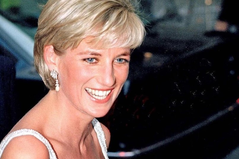 Πριγκίπισσα Νταϊάνα: Το little black dress της από το χριστουγεννιάτικο πάρτυ του 1996