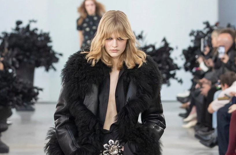 Blumarine FW 2025/2026: Η μαγευτική συνάντηση του παρελθόντος και του μέλλοντος σε μια εκπληκτική συλλογή