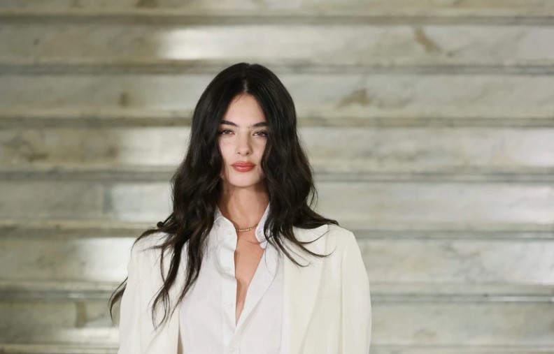 Ντέβα Κασέλ: Με υπέροχο total white Dior σύνολο