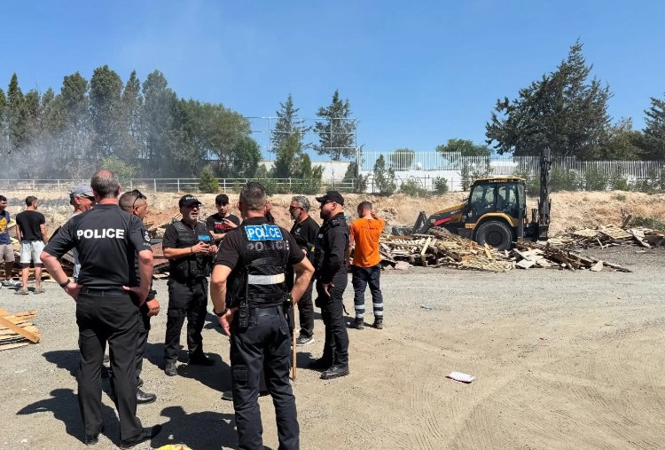 Νεαροί σε Τραχώνι και Ύψωνα ετοιμάζονταν για «πόλεμο» με βόμβες βενζίνης, κροτίδες, σιδερένια καρφιά
