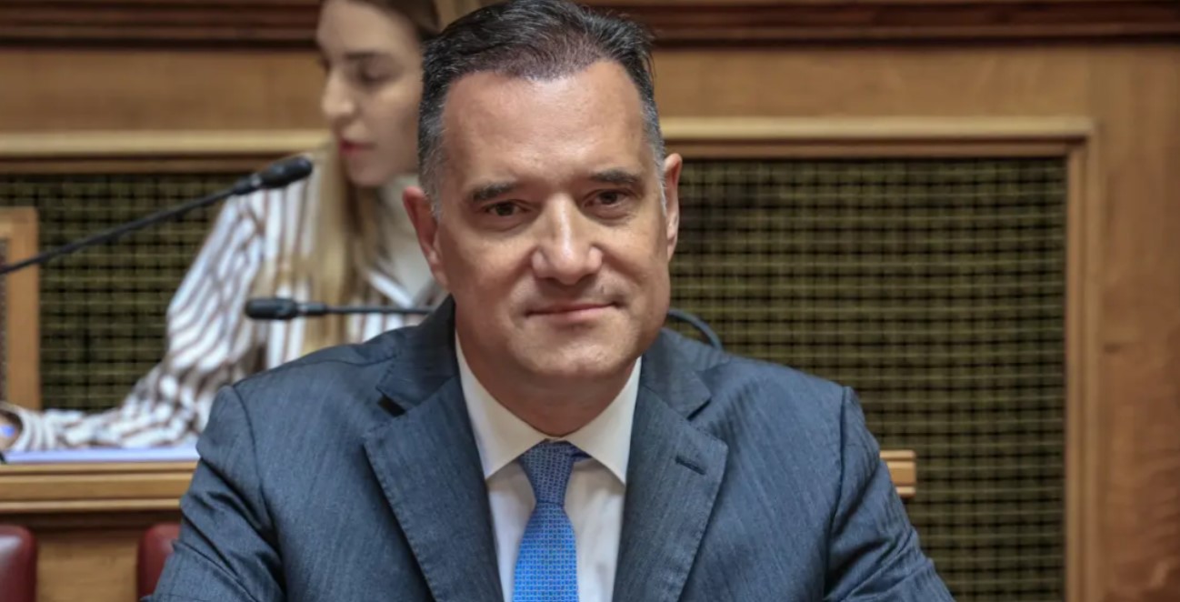 Φανερά ανανεωμένος ο Άδωνις Γεωργιάδης, υποβλήθηκε σε μεταμόσχευση μαλλιών – Το νέο look