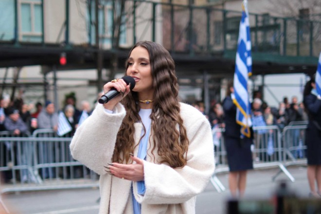 Evangelia: Συγκίνησε τη Νέα Υόρκη με την ερμηνεία του Εθνικού Ύμνου στη μεγάλη παρέλαση
