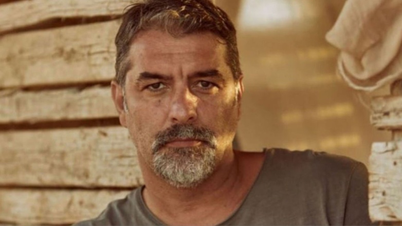 Αγνώριστος ο Βασίλης Μπισμπίκης σε σπάνια φωτογραφία από τα νεανικά του χρόνια