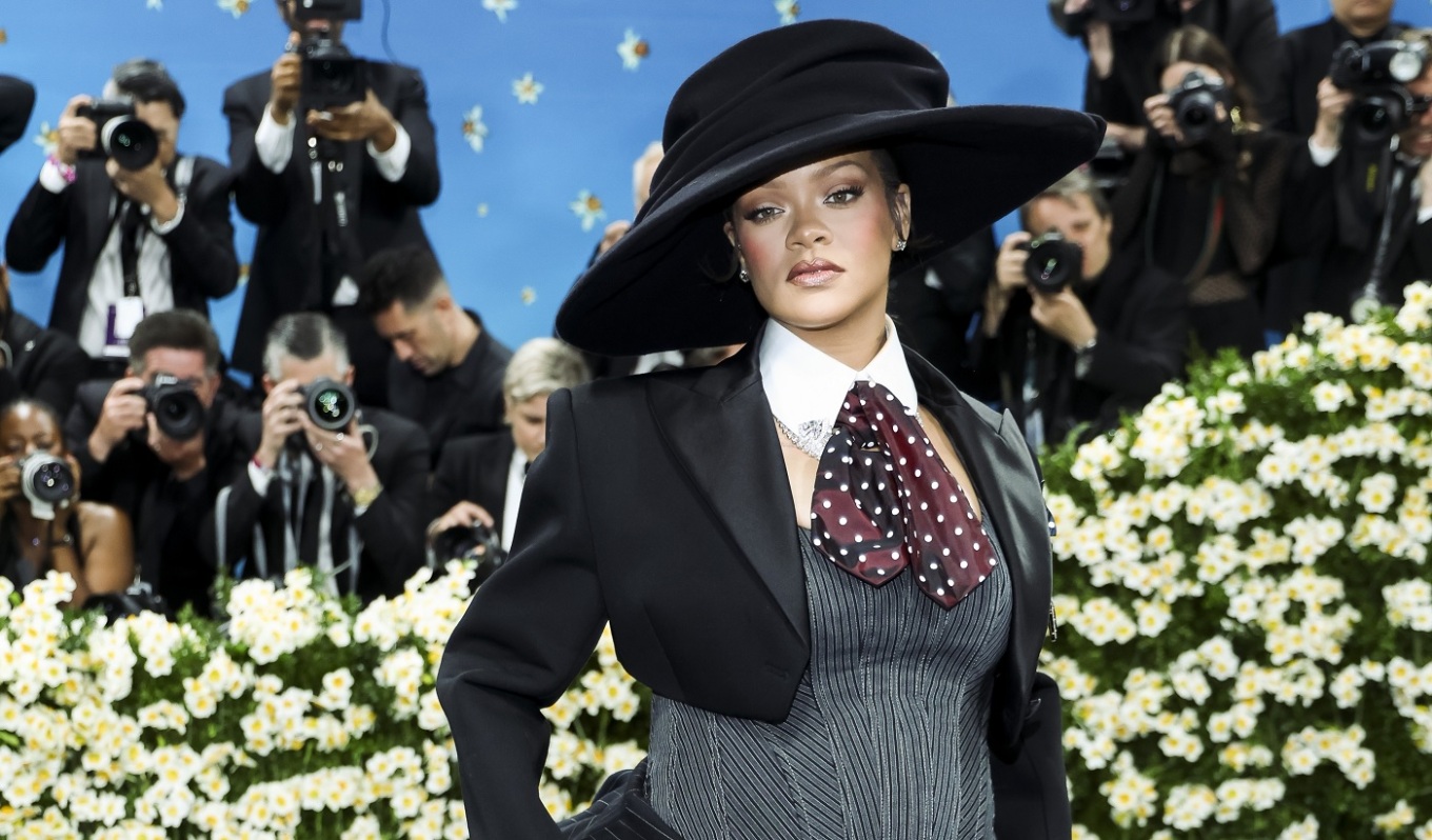 H Ριάνα αποκάλυψε στο Met Gala ότι είναι έγκυος στο τρίτο της παιδί – Δείτε φωτογραφίες
