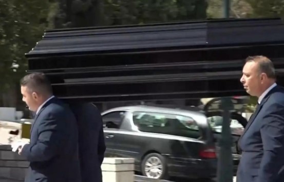 Νίκος Γαλανός: Έφτασε η σορός του στο Κοιμητήριο – Συγκλονίζει το τελευταίο αντίο