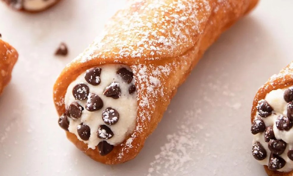 Cannoli: H συνταγή για τα ιταλικά γλυκάκια που τρώγονται στο λεπτό (BINTEO)