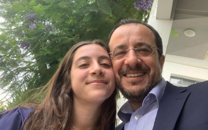 Η κόρη του Χριστοδουλίδη τραγουδά το “Ντάρι-Ντάρι” και εκείνος την αποθεώνει