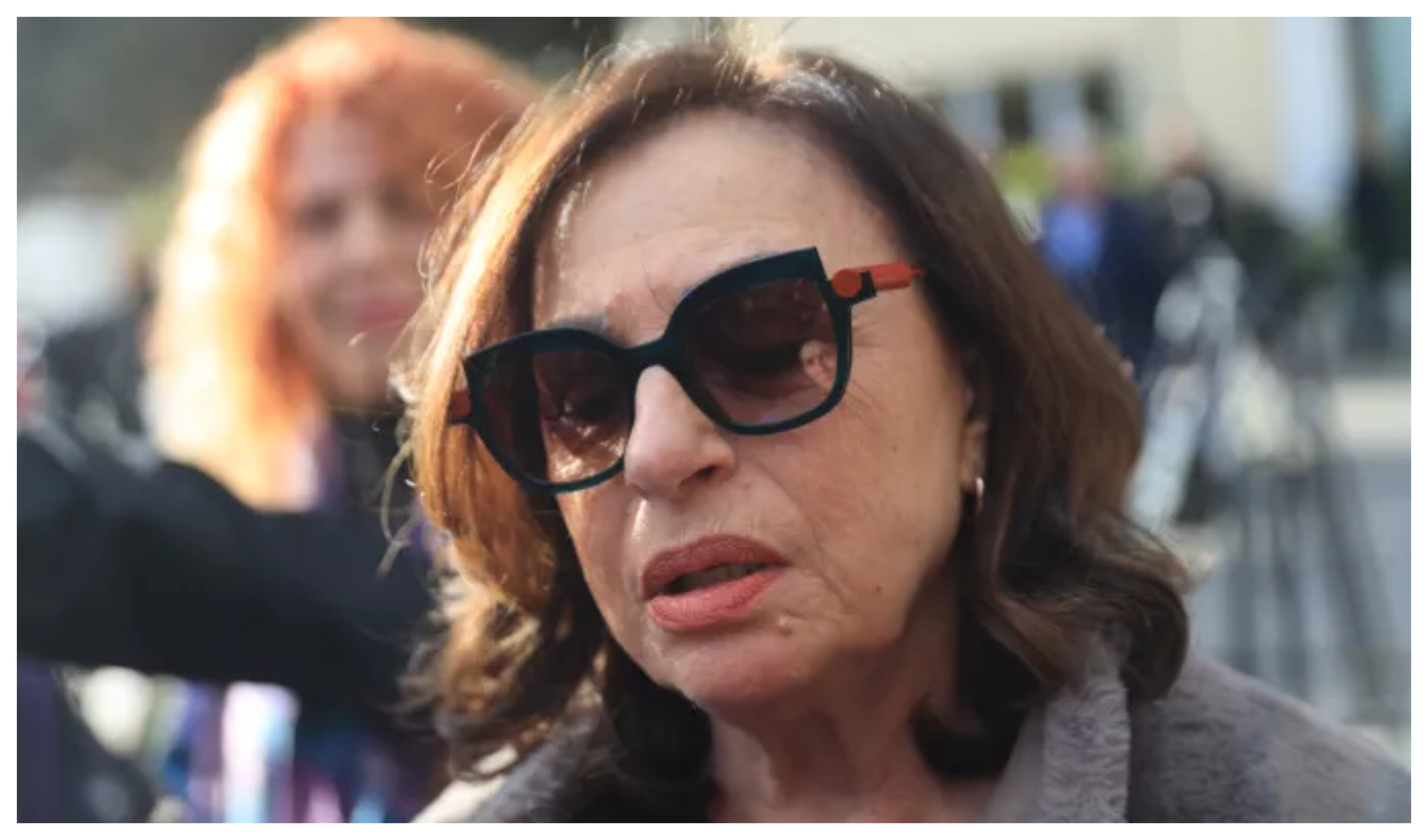 Συγκινημένη η Χάρις Αλεξίου στην κηδεία του πρώην συζύγου της, Αχιλλέα Θεοφίλου (ΒΙΝΤΕΟ)
