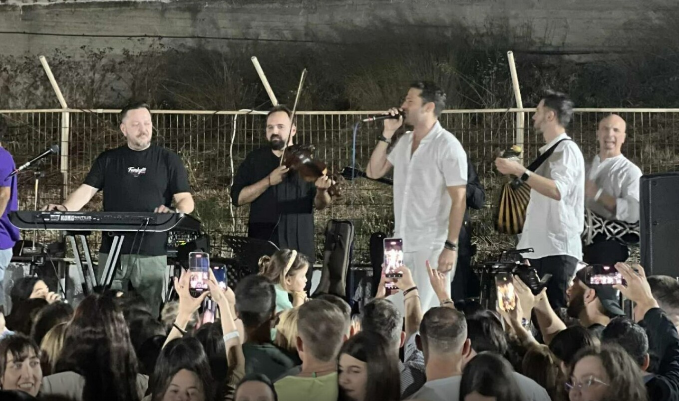 Αργυρός: Πήγε σε πανηγύρι στην “Γιορτή της Αγκινάρας” της Τήνου και τραγούδησε νησιώτικα – Βίντεο
