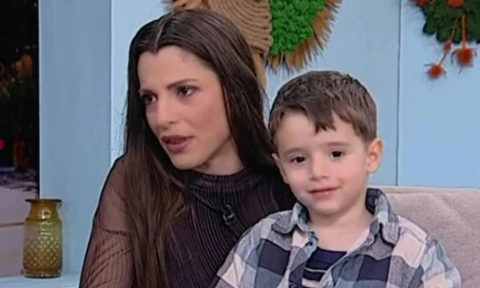 Αντωνία Χαραλάμπους: Η μαμά και ο γιος της «έκλεψαν» την παράσταση στην παραλία (ΒΙΝΤΕΟ)