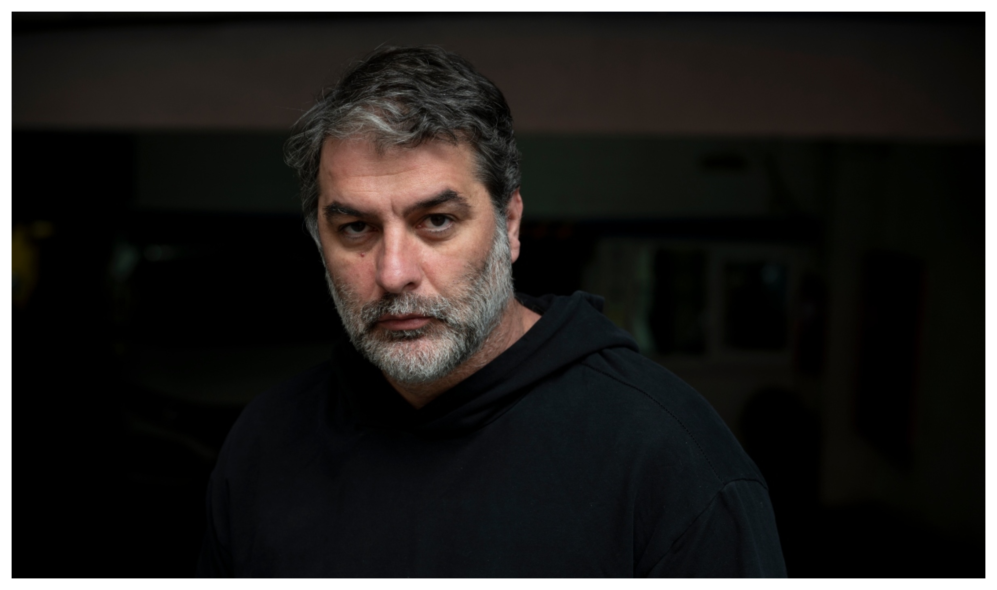 Βασίλης Μπισμπίκης: Φωτογραφήθηκε με κόκκινες γόβες και διχτυωτό καλσόν (ΦΩΤΟ)