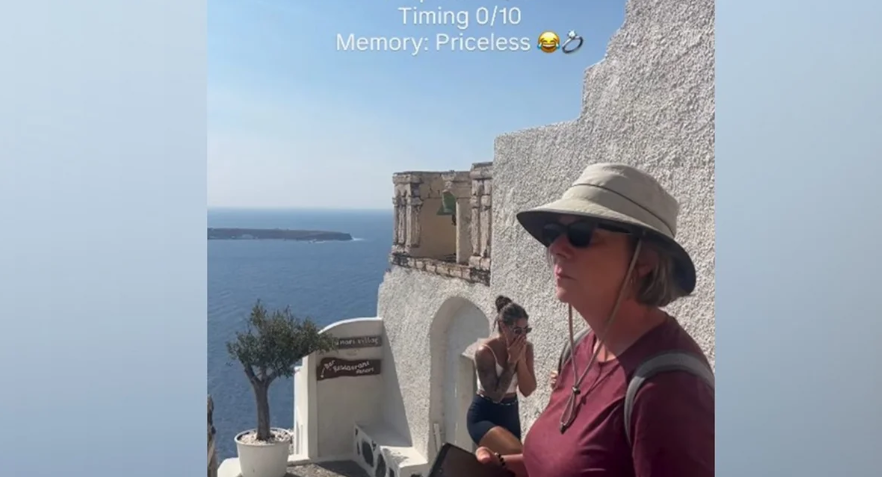 Η στιγμή που ανυποψίαστοι τουρίστες καταστρέφουν ρομαντική πρόταση γάμου στη Σαντορίνη -Ξεκαρδιστικό βίντεο