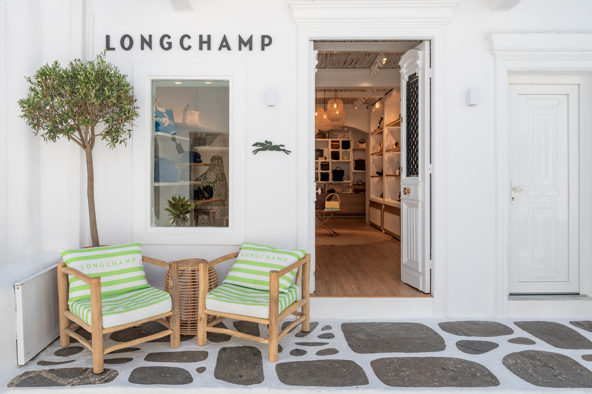 Ο οίκος Longchamp ανοίγει τις πόρτες του στη Μύκονο