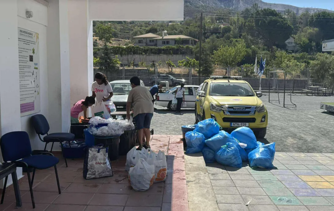 Συγκινητική η κινητοποίηση του κόσμου: «Χαμός» από τρόφιμα για τους πυρόπληκτους (ΒΙΝΤΕΟ)