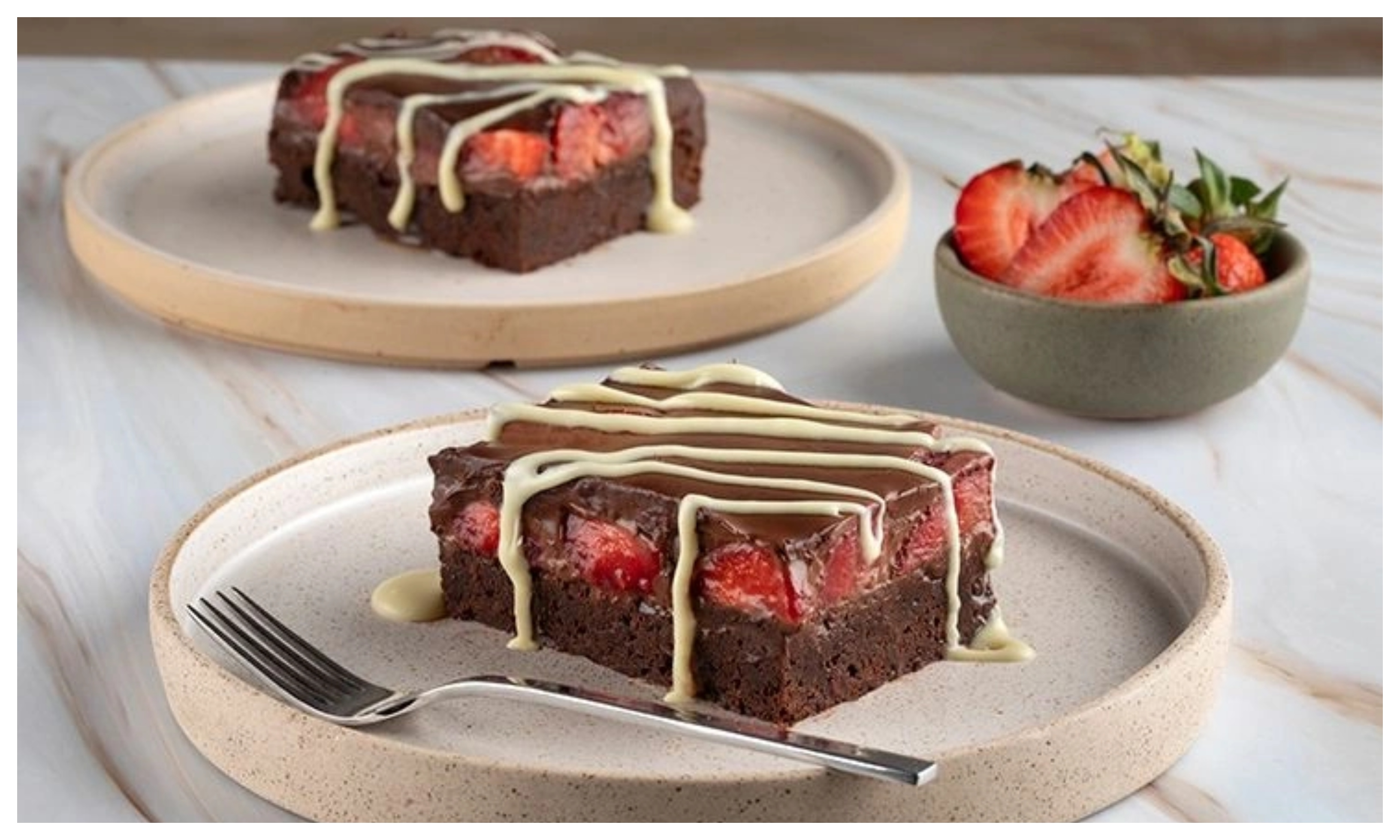 Γλυκό με brownie, φράουλες & γκανάς σοκολάτας από τον Άκη Πετρετζίκη (ΒΙΝΤΕΟ)