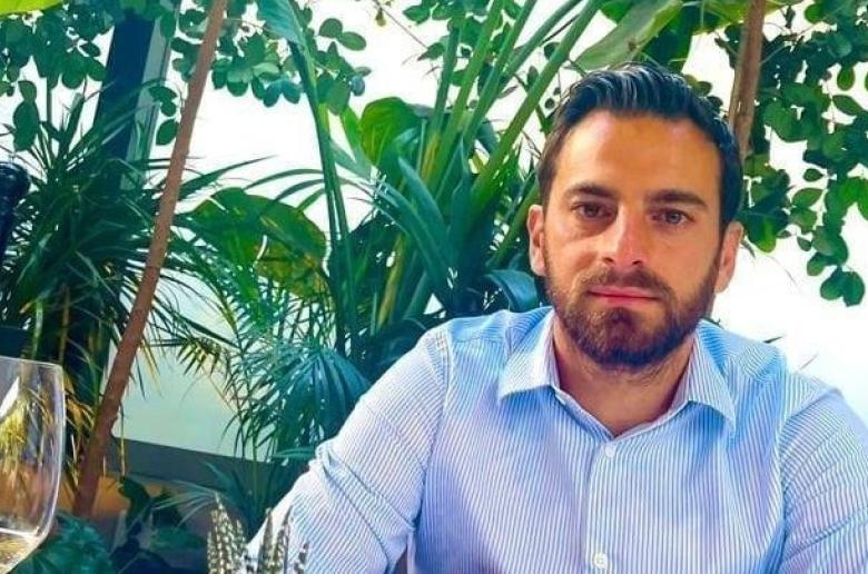 Exclusive: Παντρεύεται ο Κούλλης Παύλου – Δείτε την σύντροφο του και το προσκλητήριο γάμου