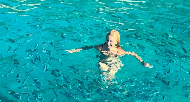 Η Αριστοτέλους στην πιο μαγική παραλία, κολυμπώντας με ψάρια – Μας “μαρτύρησε” που είναι