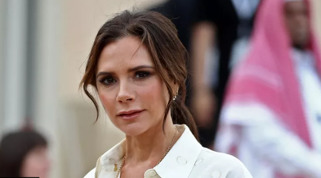 Victoria Beckham: Το νέο της μανικιούρ είναι η επιτομή της κομψότητας για το γραφείο
